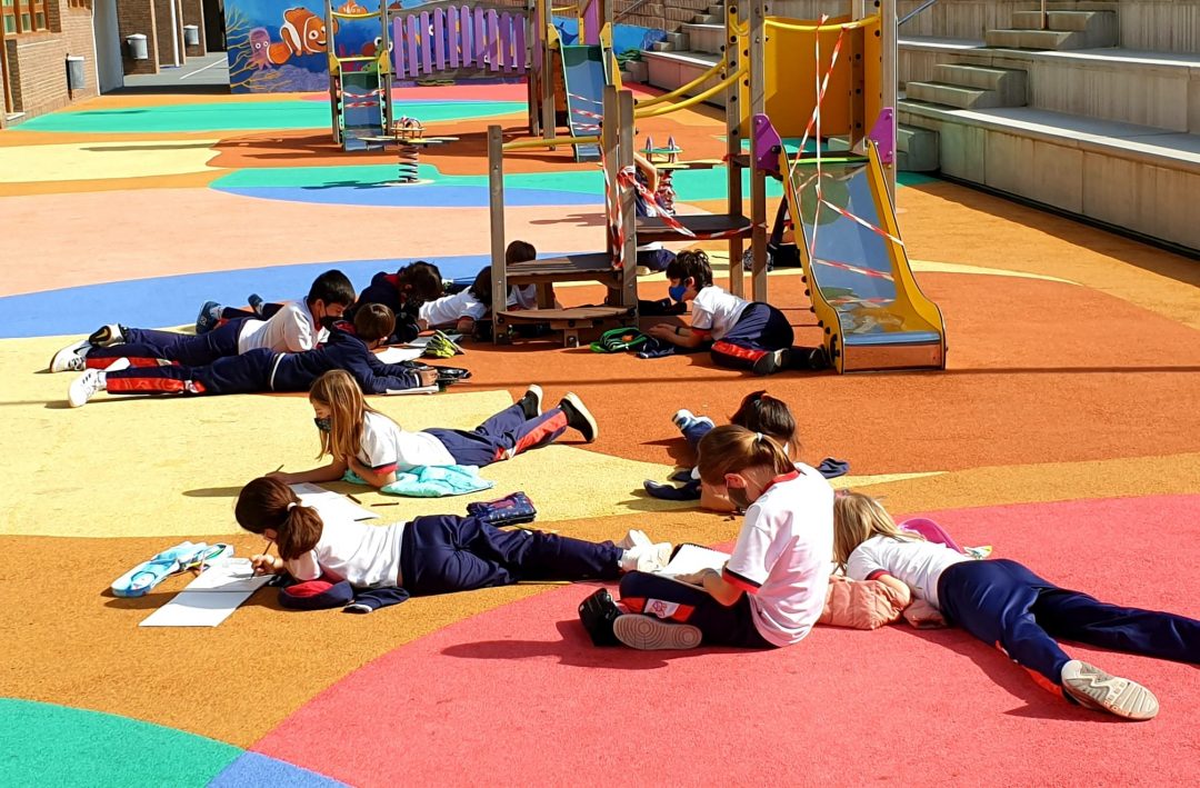 Protegido: 4° Primaria – Arts & Crafts: Kids drawing outdoors What a great day!