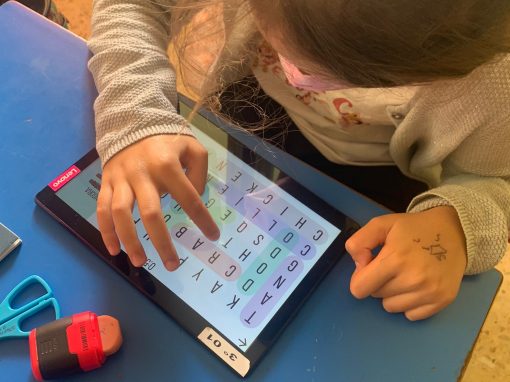 Protegido: 3ºEP: The children used their tablets in Technology class by playing games and practicing logical skills.