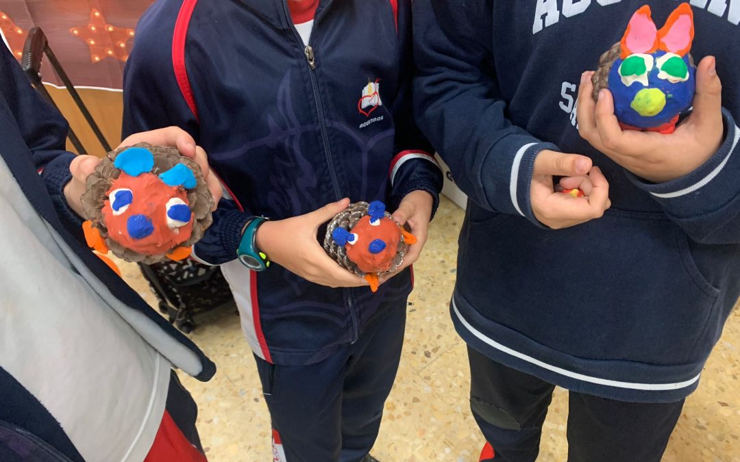 Protegido: 5ºEP – Arts & Crafts :  The children created a hedgehog using a variety of materials such as plasticine and pine cones. They are really fabulous.
