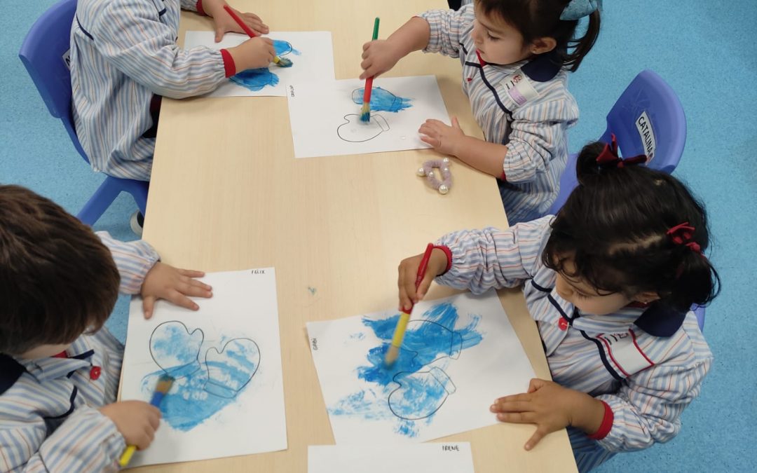Protegido: 2 Años: trabajando con papel de periódico y pintando con témpera azul.