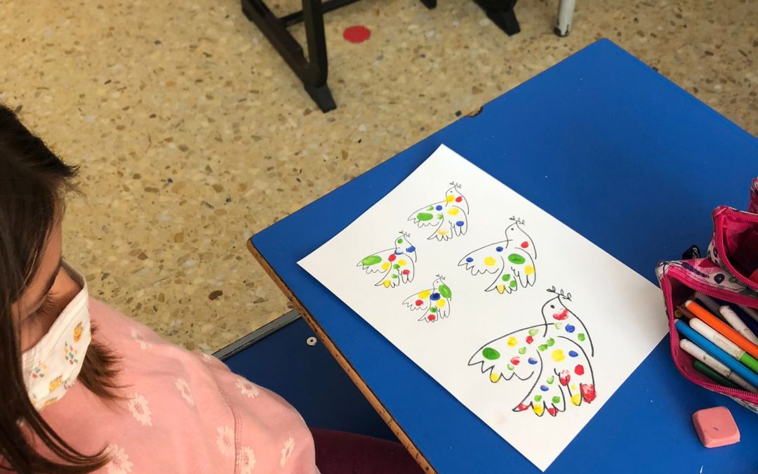 Protegido: 3EP: Children making their doves and hurts to make a poster in order to celebrate Peace Day