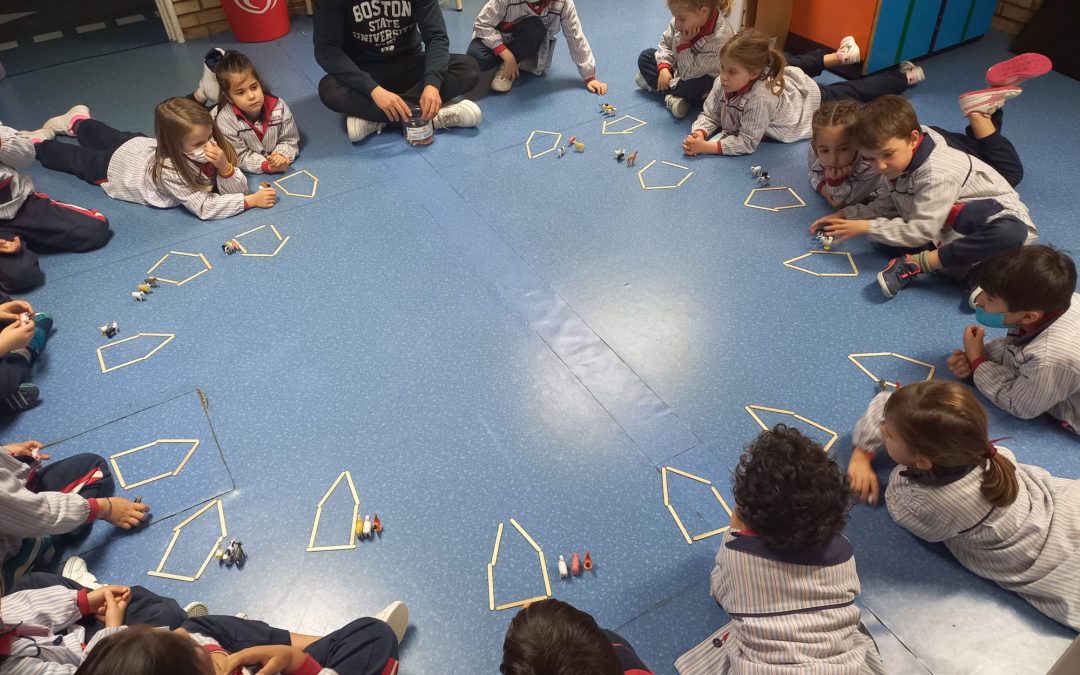 Protegido: Los chicos de cinco años repasamos conceptos espaciales con nuestras casas y animales