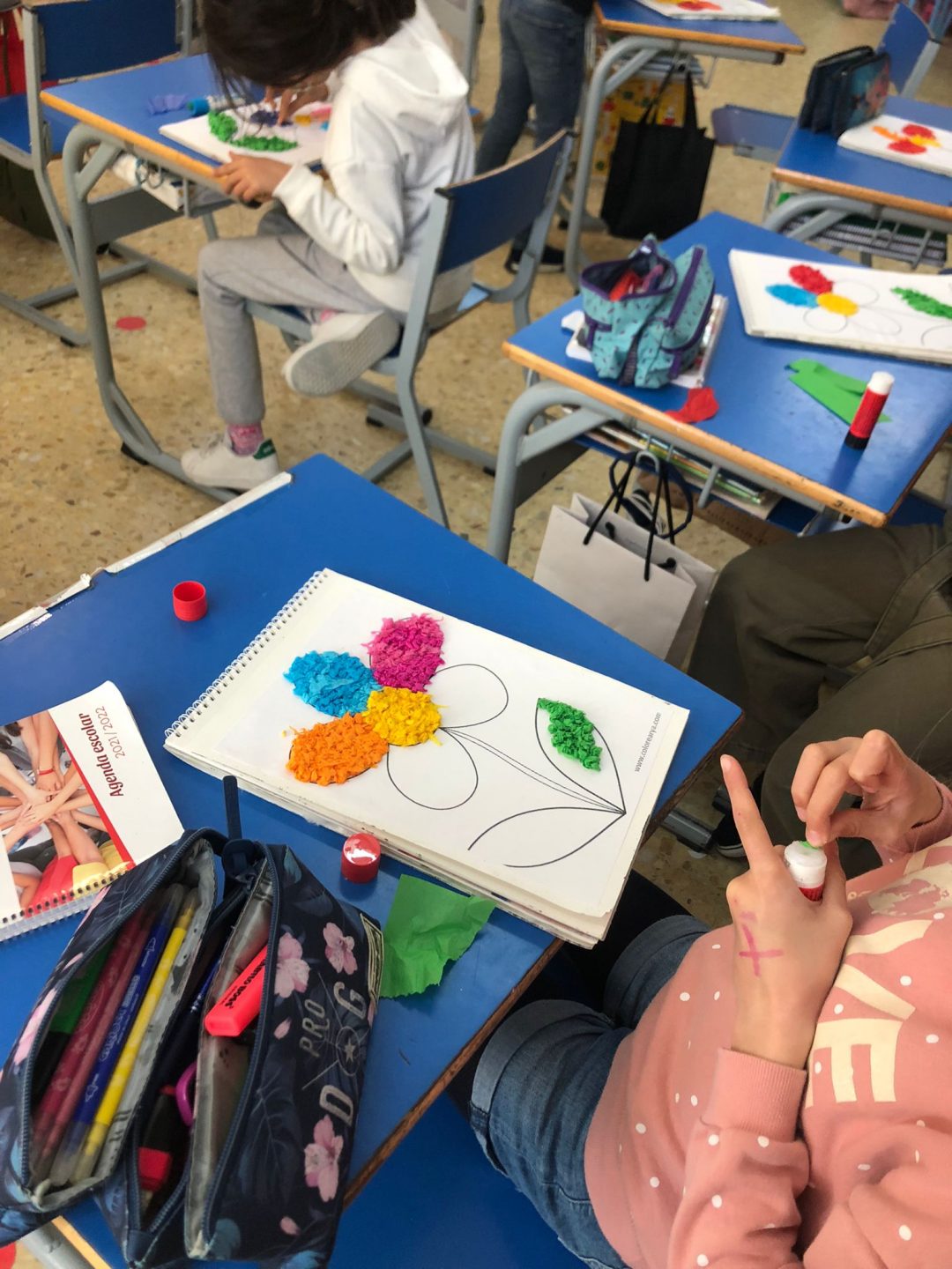Protegido: Arts 3 Primaria: Children made flowers with tiny paper balls to welcome spring!
