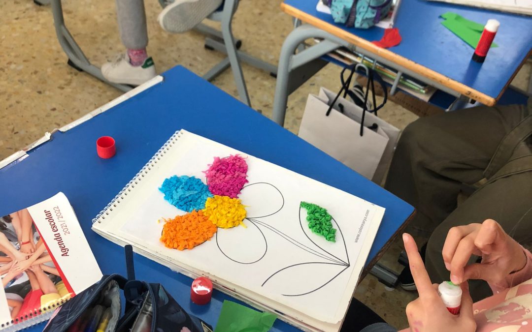 Protegido: Arts 3 Primaria: Children made flowers with tiny paper balls to welcome spring!