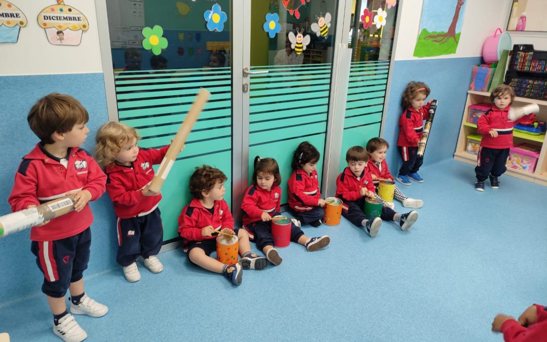 Protegido: 2 Años: Aprendiendo sobre los animales de granja, bandejas de experimentación y orquesta con tambores y palos de agua